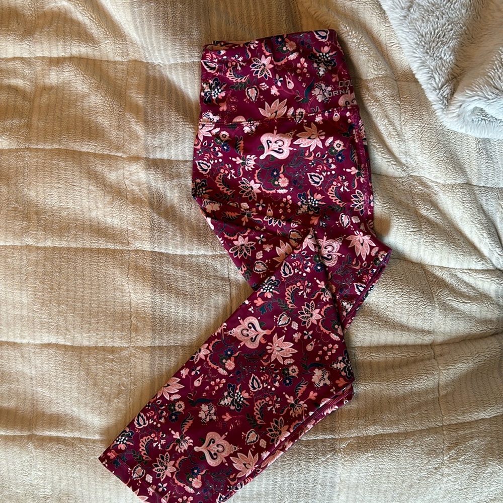Lorna Jane 3/4 fuschia paisley leggings